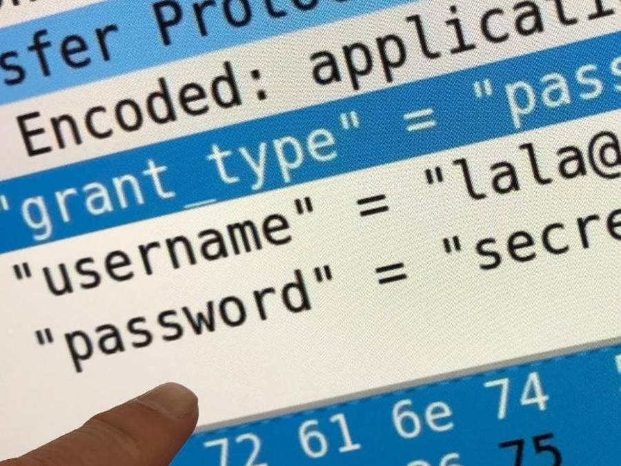 Der belgische Sicherheitsforscher Mathy Vanhoef demonstriert in einem YouTube-Video die Sicherheitslücke KRACK im WLAN-Verschlüsselungsprotokoll WPA2. Foto: Christoph Dernbach