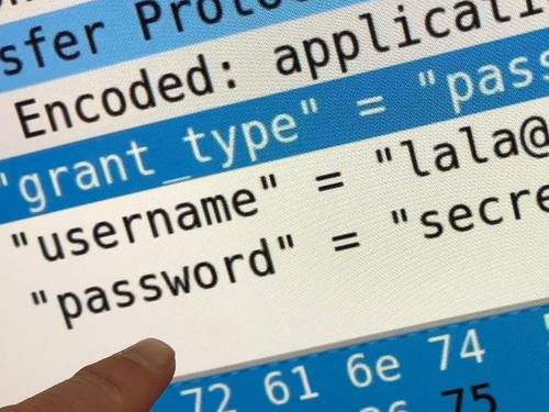 Der belgische Sicherheitsforscher Mathy Vanhoef demonstriert in einem YouTube-Video die Sicherheitslücke KRACK im WLAN-Verschlüsselungsprotokoll WPA2. Foto: Christoph Dernbach