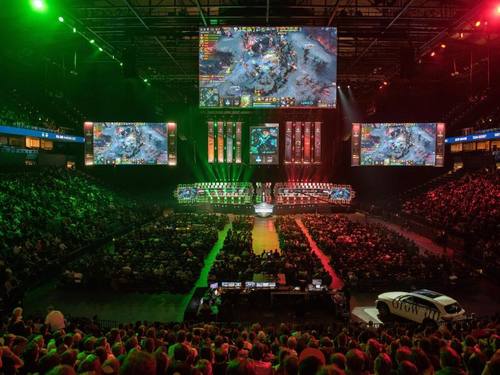 Teilnehmer des E-Sport-Events «ESL One Hamburg» spielen in Hamburg in der Barclaycard Arena das Computerspiel «Dota 2». Foto: Daniel Bockwoldt