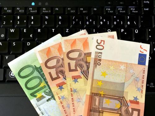 Verbraucherschützer sehen das wachsende Interesse an Geldanlagen über Internet-Plattformen mit Skepsis. Foto: Patrick Pleul / Illustration