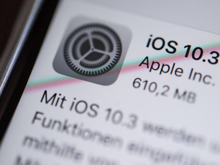Ein iPhone 6 zeigt den Updatebildschirm für iOS 10.3. Foto: Lino Mirgeler