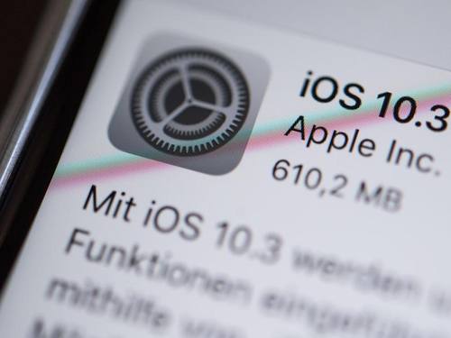 Ein iPhone 6 zeigt den Updatebildschirm für iOS 10.3. Foto: Lino Mirgeler