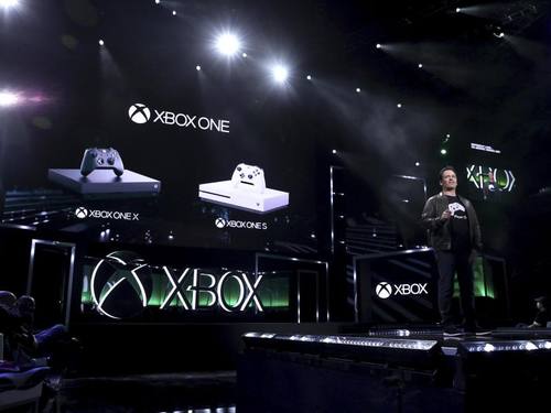 Phil Spencer von Microsoft spricht auf der Games-Konferenz E3 in Los Angeles über die neue Xbox One X. Foto: Matt Sayles