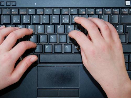 Die Online-Nutzung ihrer Kinder bereitet vielen Eltern in Deutschland Sorge. Foto: Ole Spata/Illustration