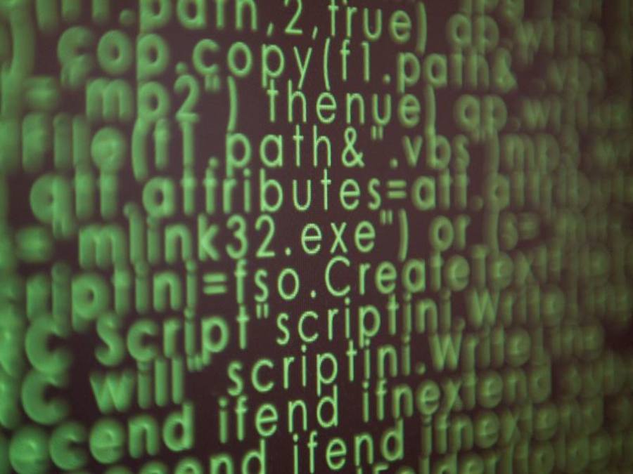 Quellcode auf einem Bildschirm: Die neue Hackergruppe gibt Experten noch Rätsel auf. Foto: Sebastian Kahnert