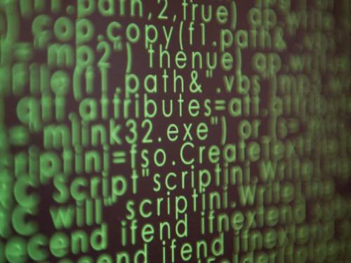 Quellcode auf einem Bildschirm: Die neue Hackergruppe gibt Experten noch Rätsel auf. Foto: Sebastian Kahnert