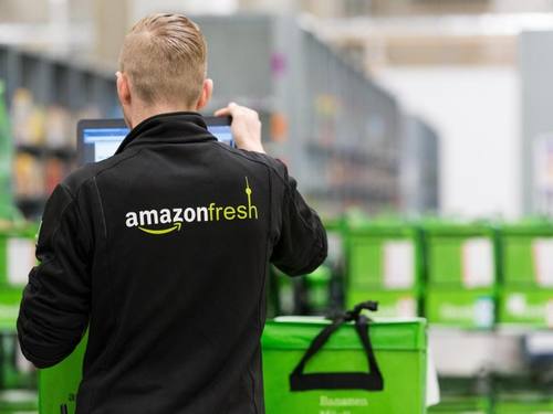 Ein Mitarbeiter des Lebensmittellieferdienstes Amazon Fresh steht im Depot der Firma. Foto: Monika Skolimowska