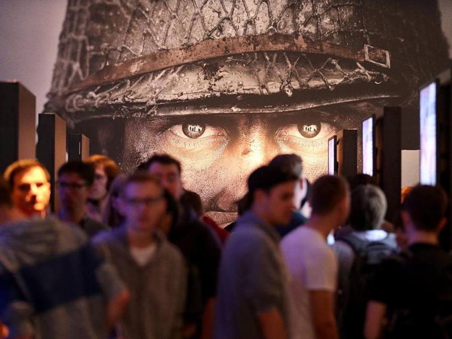 Besucher der Gamescom warten im Sommer in Köln vor dem Stand für das Spiel «Call of Duty». Foto: Oliver Berg