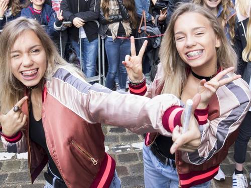 Die Musical.ly und Social-Media-Stars Lena (l) und Lisa, in Hamburg bei ihrem ersten eigenen Fantreffen. Foto: Christian Charisius