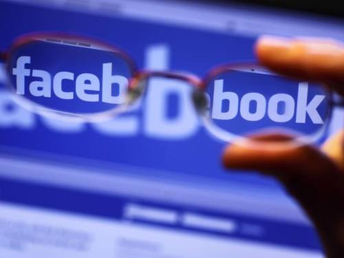 Nach Recherchen der US-Organisation «ProPublica» konnten auf Facebook erneut Anzeigen geschaltet werden, die bestimmte Bevölkerungsgruppen ausschließen. Foto: Jens Büttner/Symbolbild