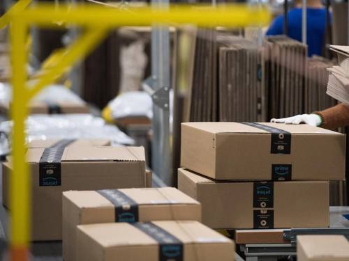 Pakete auf einem Transportband im Amazon-Logistikzentrum in Bad Hersfeld ((Foto: Swen Pförtner))
