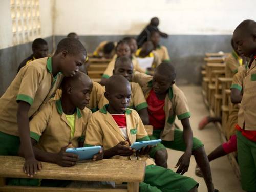 Schüler arbeiten in Baigai (Kamerun) mit Tablets. ((Foto: Prinsloo/Unicef))