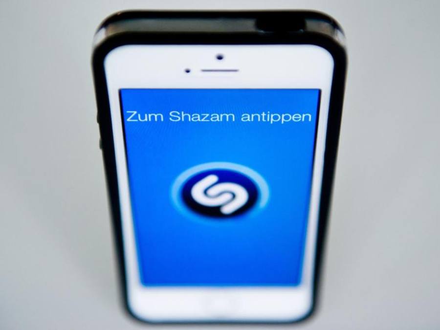 Shazam kann über den Zugriff auf die Mikrofone eines Smartphones den Namen des Songs anzeigen, der gerade in der Umgebung gespielt wird. ((Foto: Daniel Bockwoldt))