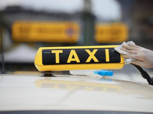 Also doch ein Taxi: Mit dem Dienst UberPop werden Privatleute als Fahrgäste befördert. ((Foto: Andreas Arnold))