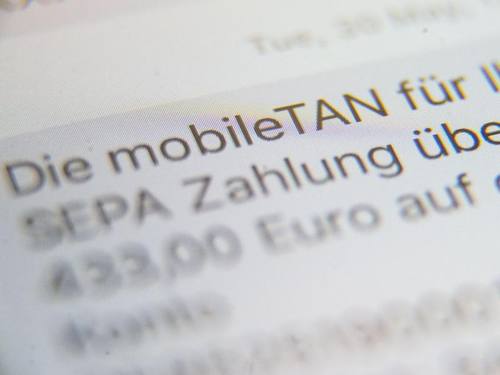 Beim Online-Banking raten Experten zur Zwei-Geräte-Authentifizierung. Foto: Lino Mirgeler
