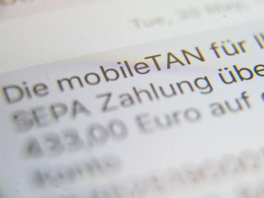 Beim Online-Banking raten Experten zur Zwei-Geräte-Authentifizierung. Foto: Lino Mirgeler