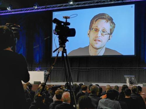 Edward Snowden auf Videoleinwand beim 34. Chaos Communication Congress. Foto: Sebastian Willnow