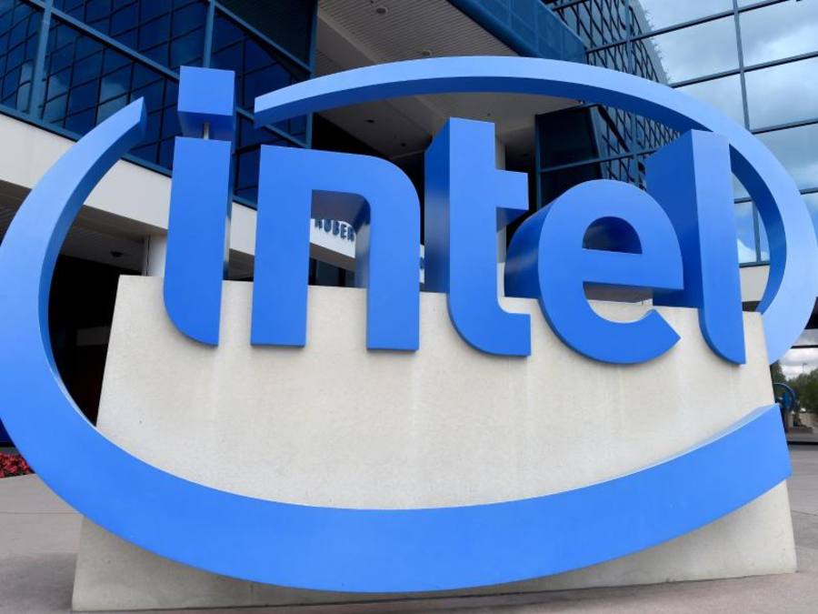 Das Logo des Chipherstellers Intel vor der Zentrale des Unternehmens im kalifornischen Santa Clara ((Foto: Andrej Sokolow))