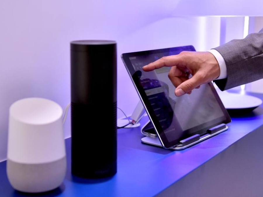 Die Sprachassistenten Google Assistant und Amazon Echo - Alexa Voice Service (r.) sind eines der großen CES-Themen. Foto: Britta Pedersen