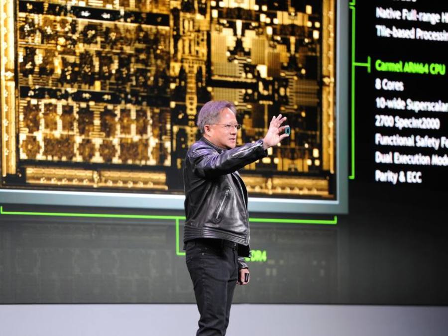 Nvidia-Chef Jensen Huang zeigt bei der CES in Las Vegas einen Prototypen des neuen Chips Drive Xavier für autonomes Fahren. ((Foto: Andrej Sokolow))