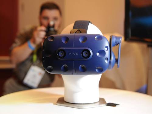 Mit der VR-Brille Vive Pro will HTC im Geschäft mit virtueller Realität aufholen. ((Foto: Andrej Sokolow))