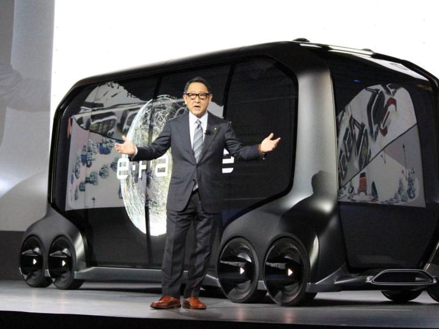 So soll es aussehen: Akio Toyoda, Geschäftsführer von Toyota, stellt bei der CES das Konzept E-Palette vor, ein autonomes Mehrzweckfahrzeug. ((Foto: Kyodo))