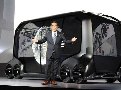 So soll es aussehen: Akio Toyoda, Geschäftsführer von Toyota, stellt bei der CES das Konzept E-Palette vor, ein autonomes Mehrzweckfahrzeug. ((Foto: Kyodo))