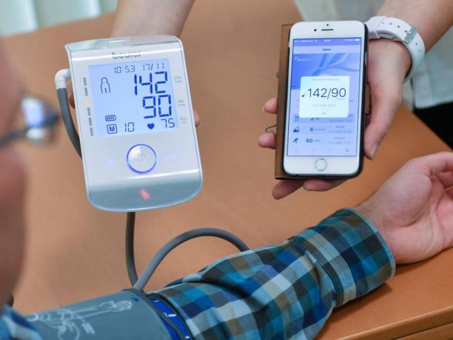 Blutdruckwerte können per Smartphone an einen Arzt übermittelt werden. ((Foto: Hendrik Schmidt))
