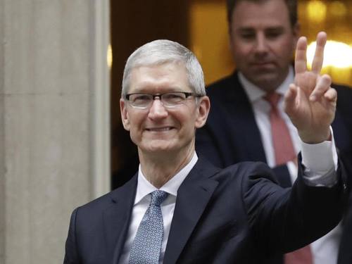 Apple-Chef Tim Cook sieht in Bundeskanzlerin Angela Merkel ein Vorbild für junge Frauen. ((Foto: Matt Dunham))