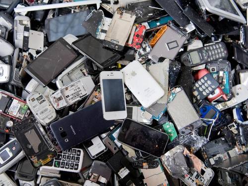 Pro Jahr fallen in Deutschland ca. 1,7 Millionen Tonnen Elektroschrott durch Smartphones an. ((Foto: Julian Stratenschulte))