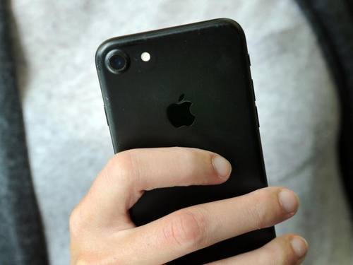 Die Leistungsdrosselung von iPhones kann nun durch den Nutzer selbstständig abgeschaltet werden. ((Foto: Fernando Gutierrez-Juarez))