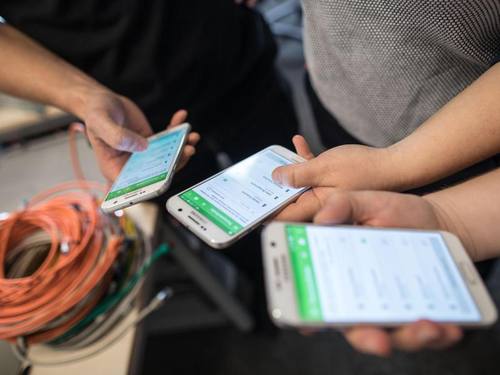 Handys mit der App „Smarter“ (Foto: Frank Rumpenhorst)