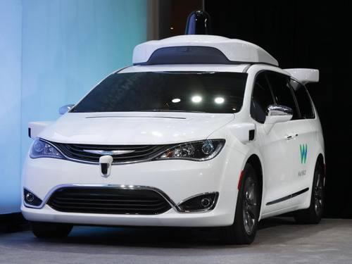 Ein Chrysler Pacifica Hybrid Minivan, der mit Sensoren von Waymo ausgestattet ist ((Foto: Paul Sancya))