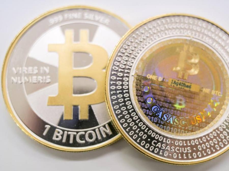 Bitcoin-Münzen liegen bei der Firma Bitcoin Suisse AG auf einem Tisch. ((Foto: Illustration))