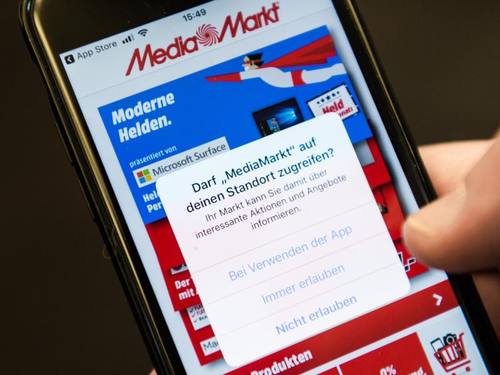 Auf einem Smartphone fragt die Media-Markt-App den Nutzer nach der Standortfreigabe. ((Foto: Christophe Gateau))