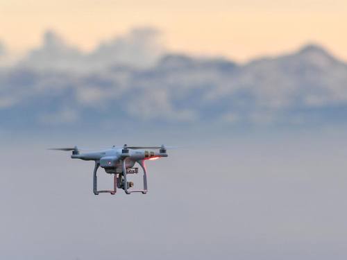 Mit entsprechenden Systemen können Drohnen von Behörden automatisch zur Landung gezwungen werden. ((Foto: Felix Kästle/Symbolbild))
