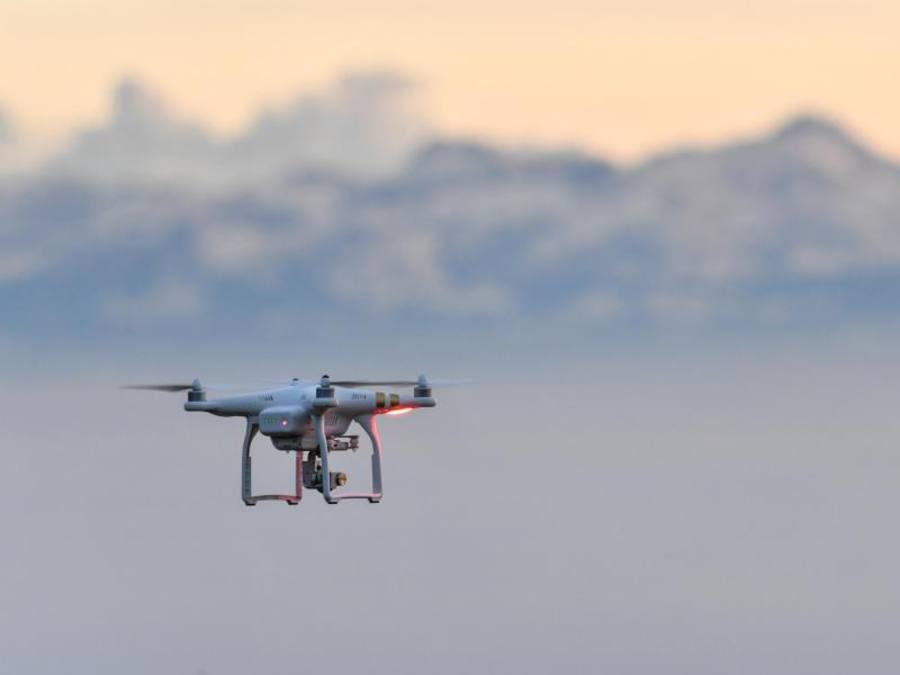 Mit entsprechenden Systemen können Drohnen von Behörden automatisch zur Landung gezwungen werden. ((Foto: Felix Kästle/Symbolbild))
