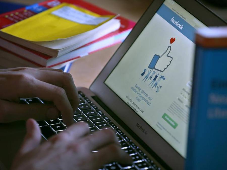 Zwischen Schulbuch und Facebook: in vielen Familien ein schwieriger Spagat. ((Foto: Karl-Josef Hildenbrand))