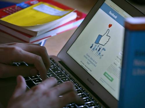 Zwischen Schulbuch und Facebook: in vielen Familien ein schwieriger Spagat. ((Foto: Karl-Josef Hildenbrand))