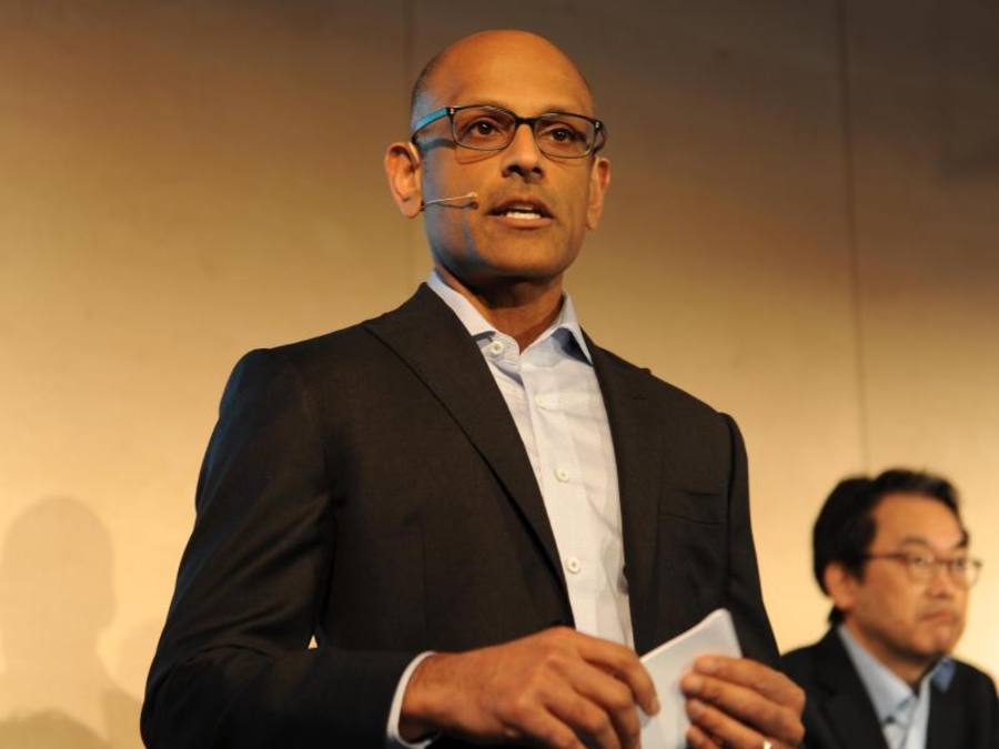 Facebook-Manager Jay Parikh gibt auf der Mobilfunkmesse Mobile World Congress eine engere Kooperation mit Netzbetreibern bekannt. ((Foto: Andrej Sokolow))