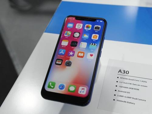 Das Smartphone Blackview A30 kopiert nicht nur das Aussehen des iPhone X, sondern auch die Bedienoberfläche von Apples Betriebssystem iOS. Foto: Andrej Sokolow