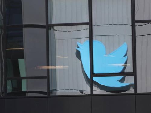 Das Twitter-Logo spiegelt sich in einer Fensterfassade in San Francisco. ((Foto: Christoph Dernbach))