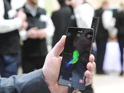 Infineon-Manager Martin Gotschlich zeigt auf der Mobilfunkmesse in Barcelona den Prototypen eines Systems, das mithilfe von Laserstrahlen ein 3D-Abbild des Nutzers erstellt. ((Foto: Andrej Sokolow))