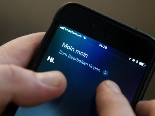 Ein iPhone mit Spracherkennung des Apple-Programms Siri ((Foto: Daniel Reinhardt))