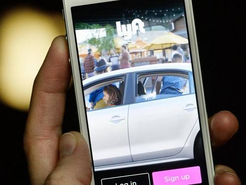 Die App des Mitfahrdienstes Lyft auf dem Schirm eines Smartphones ((Foto: Jens Kalaene))