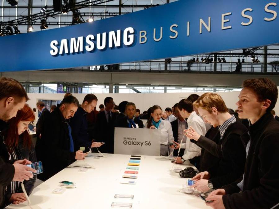 Auf der Cebit in Hanover informieren sich Besucher am Stand von Samsung. ((Foto: Mauritz Antin/epa))