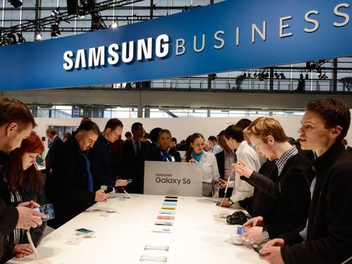 Auf der Cebit in Hanover informieren sich Besucher am Stand von Samsung. ((Foto: Mauritz Antin/epa))