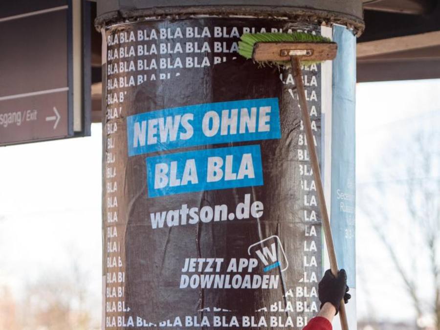 Ein Werbeplakat für das Portal Watson.de, das Nachrichten ohne „Blabla“ verspricht ((Foto: Daniel Bockwoldt))
