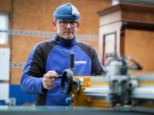 Glasermeister Sven Sterz steht in seiner Werkstatt an einem Glasschneidetisch. ((Foto: Mohssen Assanimoghaddam))