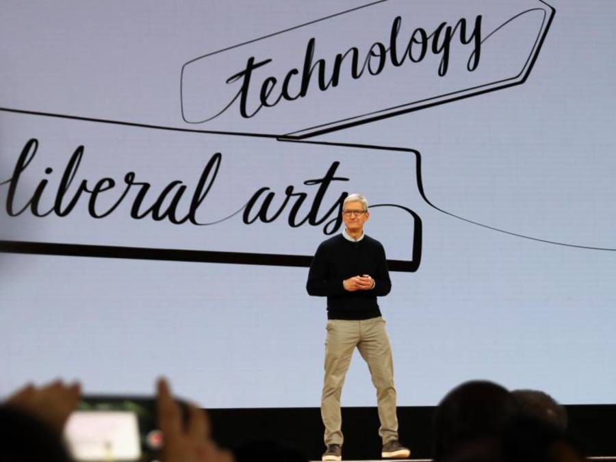 Apple-Chef Tim Cook stellt in Chicago die neue iPad-Version vor. ((Foto: Christoph Dernbach))